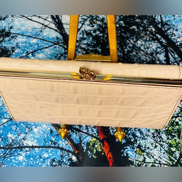 Kate Spade Cream Croc-Embossed kiss lock 🔑 - Picture 4 of 8